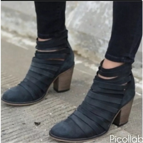 Free People Shoes - Free People Hybrid Strapped Heel Ankle Distressed Dark Gray Boots
EU 39 preloved